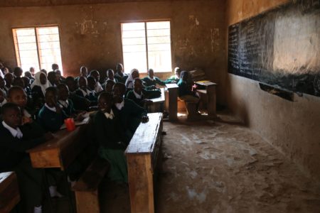 Szkoły z Tanzanii są przepełnione. W państwowej podstawówce klasy liczą 100–200 osób